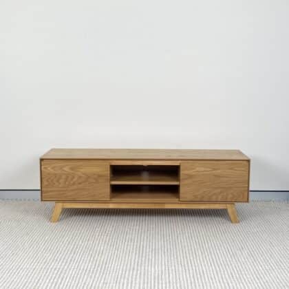 Scandinavian Style Compact TV Unit – Oak 140cm – Ex-Display